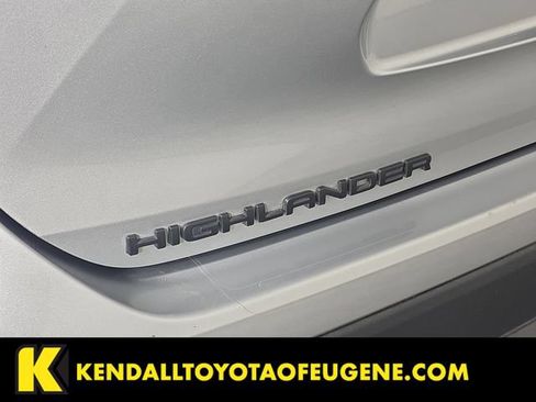 Used 2022 Toyota Highlander XLE AWD/4WD image 11