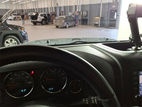 Used 2015 Jeep Wrangler Unlimited Sahara image 25