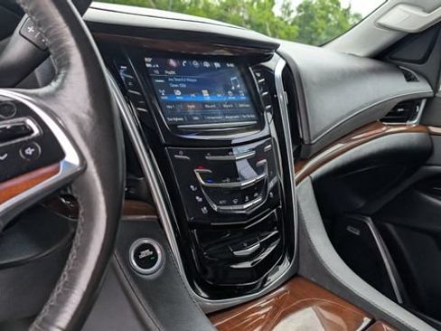 Used 2019 Cadillac Escalade Luxury AWD/4WD image 22