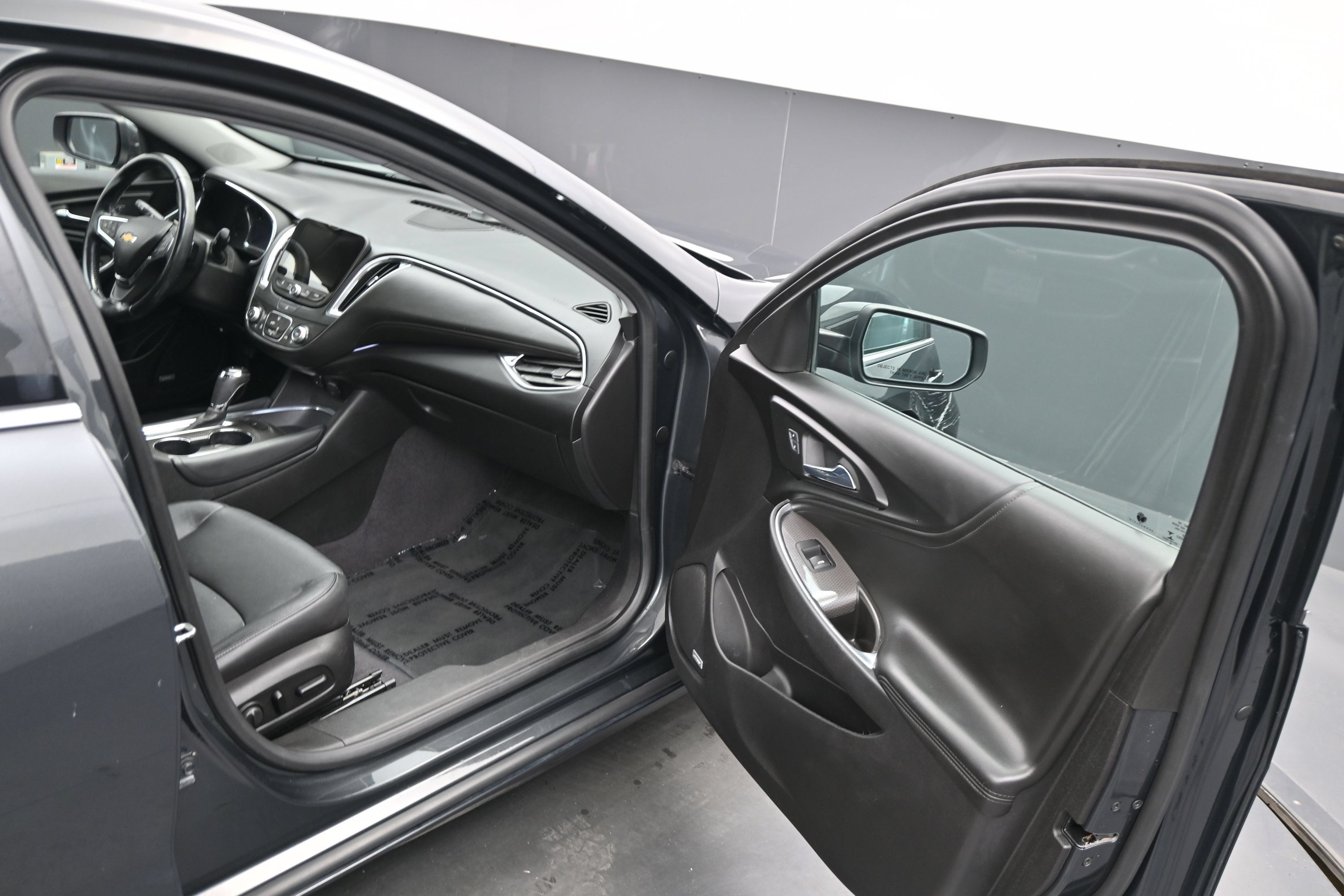 Used 2017 Chevrolet Malibu LT w/ Leather Package FWD image 13