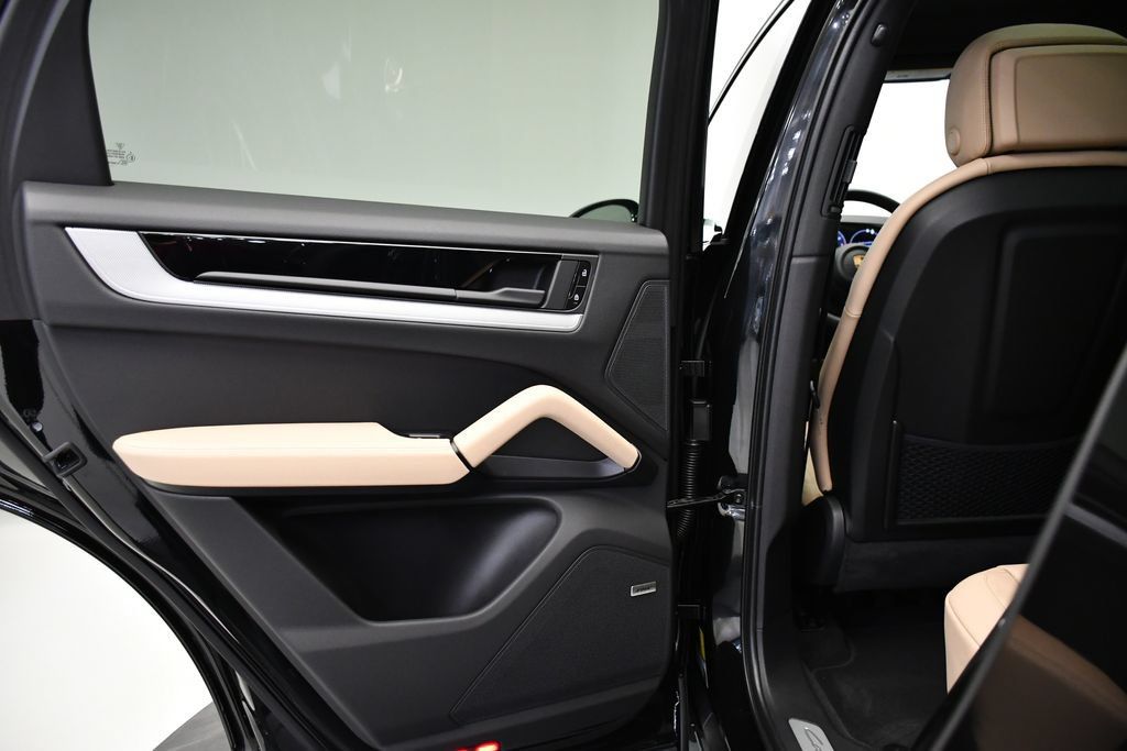 Certified 2025 Porsche Cayenne E-Hybrid Coupe AWD/4WD image 44