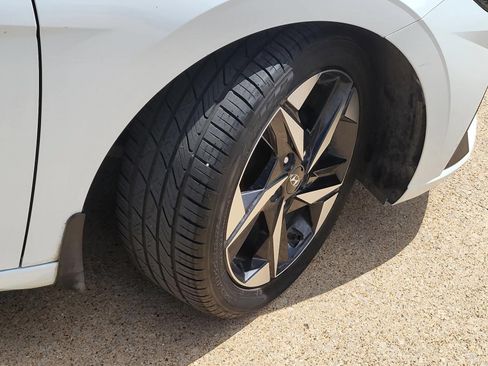 Used 2022 Hyundai Elantra Limited FWD image 5