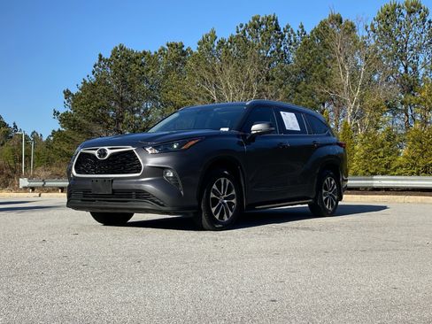 Used 2022 Toyota Highlander XLE image 14
