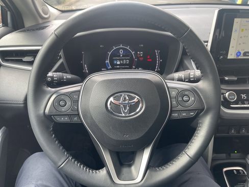 Used 2025 Toyota Corolla Cross XLE w/ Convenience Package image 27