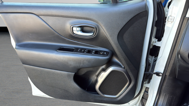 Used 2023 Jeep Renegade Latitude AWD/4WD image 9