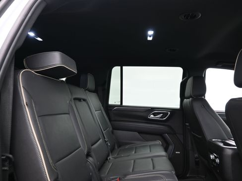 Used 2024 GMC Yukon XL SLT image 12