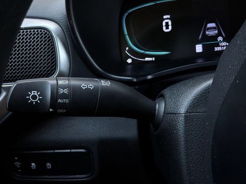 Used 2025 Kia Soul LX w/ LX Technology Package FWD image 33