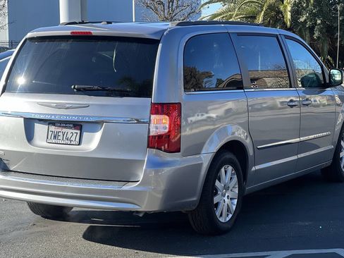 Used 2016 Chrysler Town & Country Touring image 7
