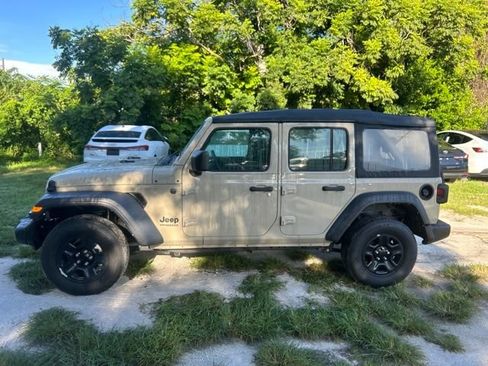 Used 2022 Jeep Wrangler Unlimited Sport AWD/4WD image 16