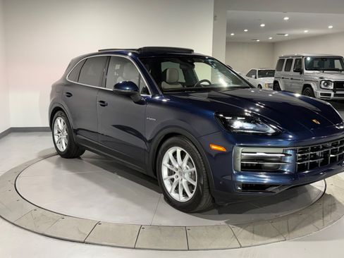 Used 2024 Porsche Cayenne AWD/4WD image 7