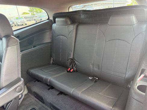 Used 2017 Chevrolet Traverse LT FWD image 12