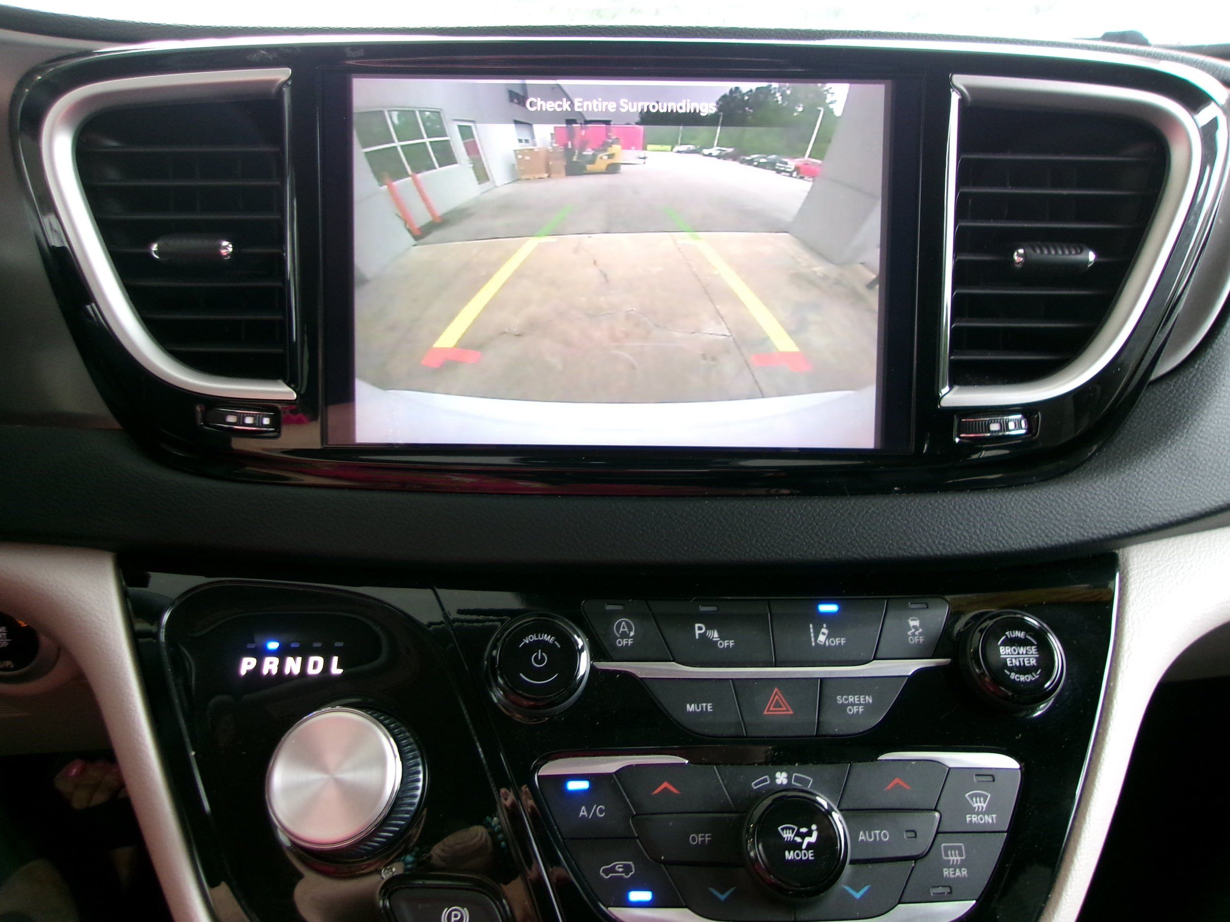 Used 2024 Chrysler Pacifica Touring-L FWD image 16
