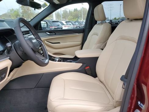 New 2025 Jeep Grand Cherokee Limited w/ Black Appearance Package image 18