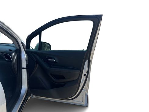 Used 2020 Chevrolet Trax LT w/ LT Convenience Package image 22