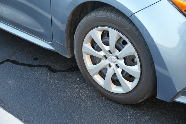Used 2025 Toyota Corolla LE FWD image 2