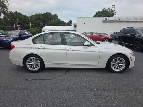 Used 2018 BMW 320i Sedan RWD image 2