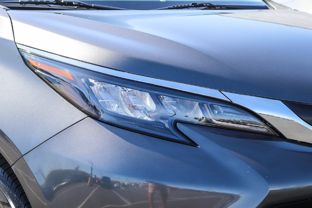 Used 2025 Toyota Sienna XLE FWD image 8