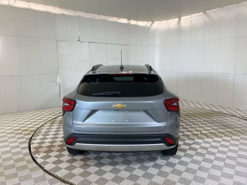 Used 2024 Chevrolet Trax LT w/ Sunroof Package FWD image 18