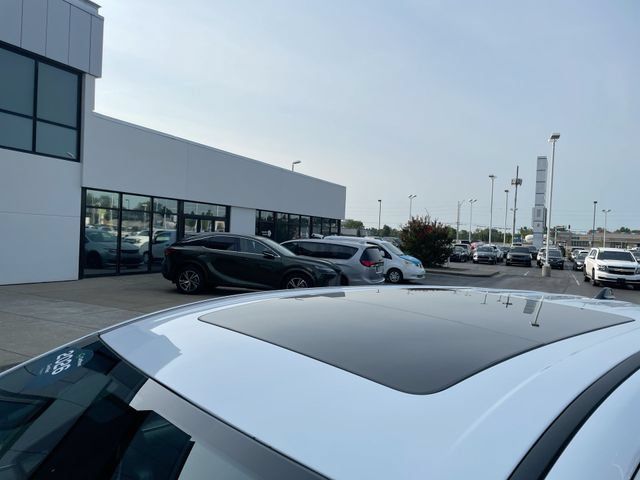 Used 2026 Chrysler Pacifica Limited FWD image 9