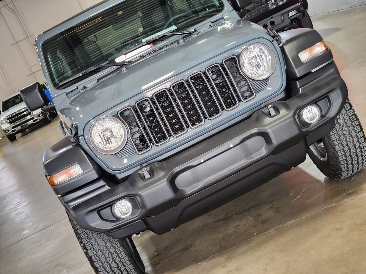 Used 2025 Jeep Wrangler Unlimited Sport AWD/4WD image 12