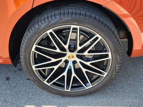 Certified 2024 Porsche Macan AWD/4WD image 11