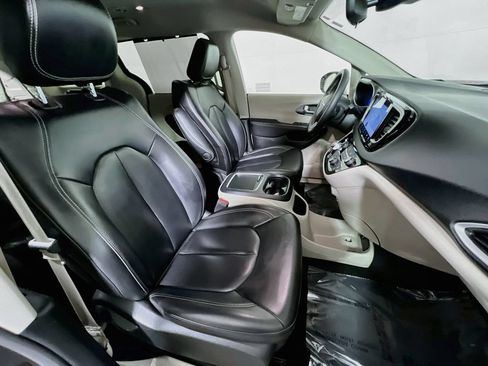 Used 2023 Chrysler Pacifica Touring-L FWD image 25