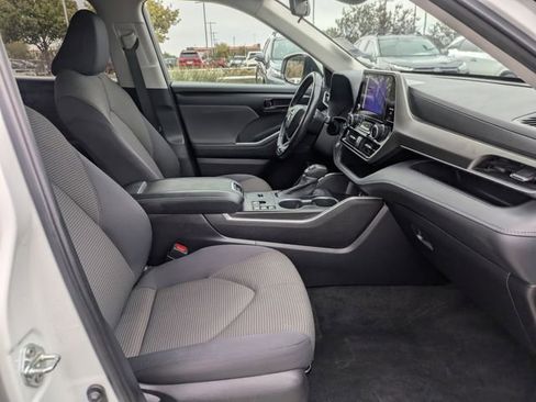 Used 2023 Toyota Highlander LE image 32