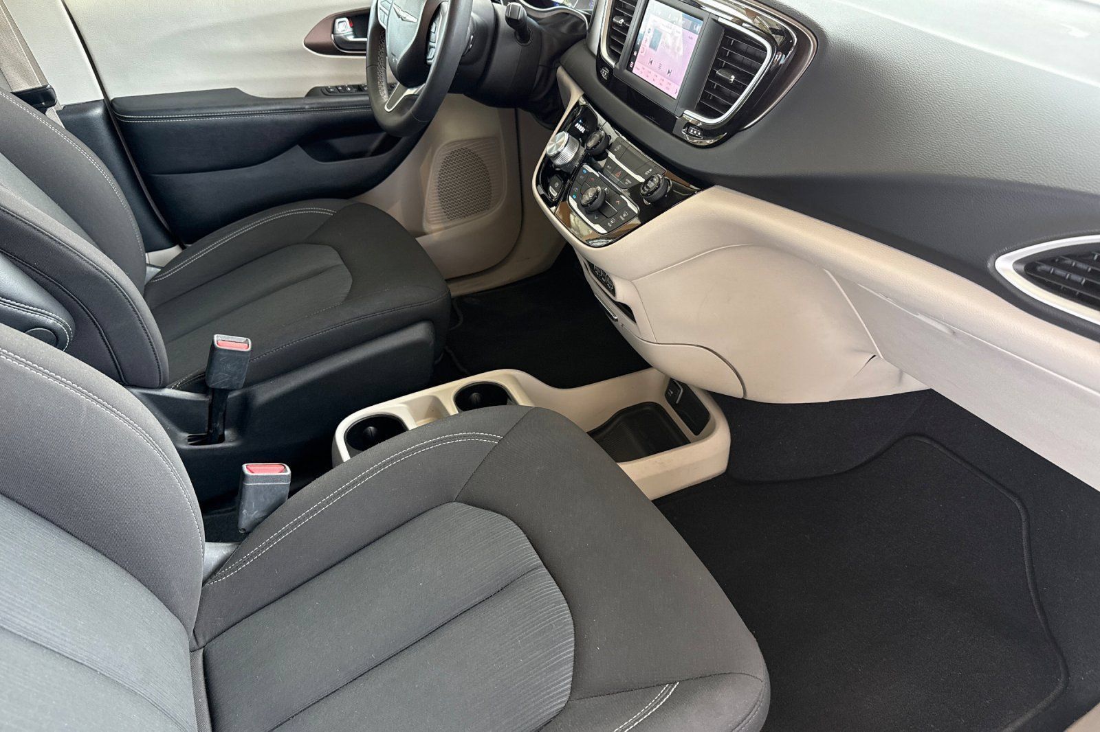 Used 2022 Chrysler Voyager LX FWD image 25