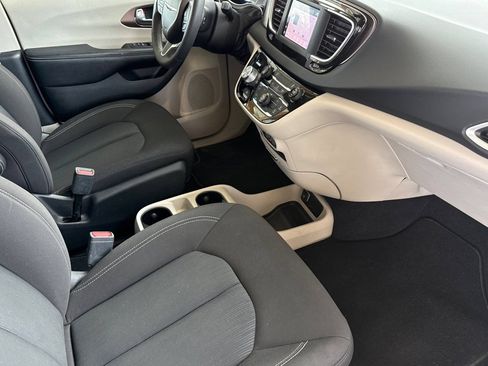 Used 2022 Chrysler Voyager LX FWD image 25