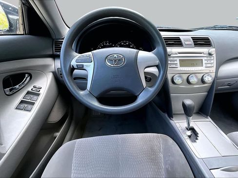 Used 2010 Toyota Camry LE FWD image 5