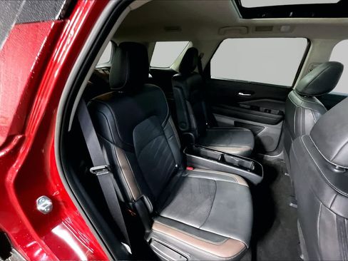 Used 2025 Nissan Pathfinder Platinum FWD image 20