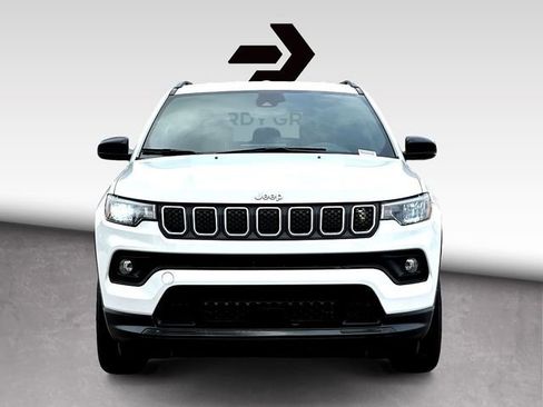 Used 2024 Jeep Compass Latitude AWD/4WD image 3