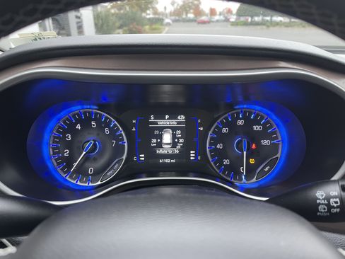 Used 2023 Chrysler Voyager LX image 33