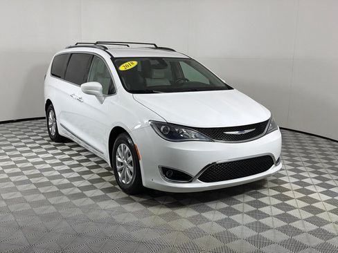 Used 2018 Chrysler Pacifica Touring-L FWD image 3