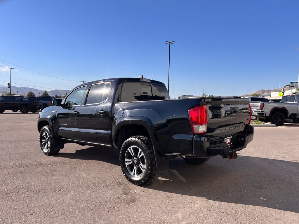 Used 2017 Toyota Tacoma TRD Sport AWD/4WD image 4