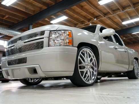 Used 2009 Chevrolet Silverado 1500 LT w/ Texas Edition RWD image 2