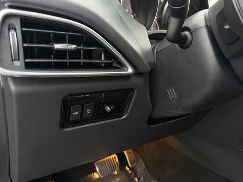 Used 2020 Jaguar F-PACE Premium image 15