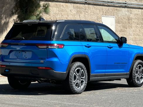 New 2023 Jeep Grand Cherokee Trailhawk w/ Advanced Protech Group II image 3