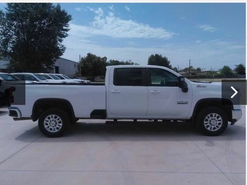 Used 2024 Chevrolet Silverado 2500 LT w/ Texas Edition AWD/4WD image 3