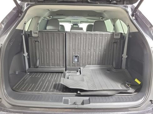 Used 2025 Toyota Highlander XLE FWD image 10