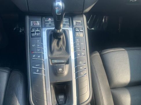 Used 2018 Porsche Macan image 28