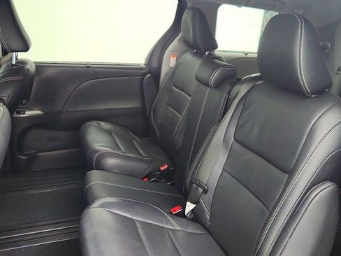 Used 2018 Toyota Sienna SE Premium image 21