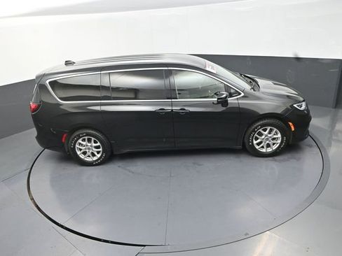 Used 2023 Chrysler Pacifica Touring-L FWD image 18