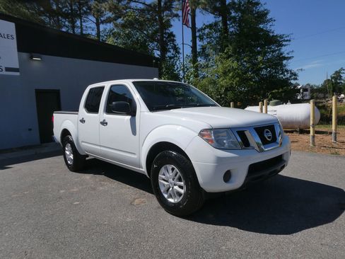Used 2018 Nissan Frontier SV image 3