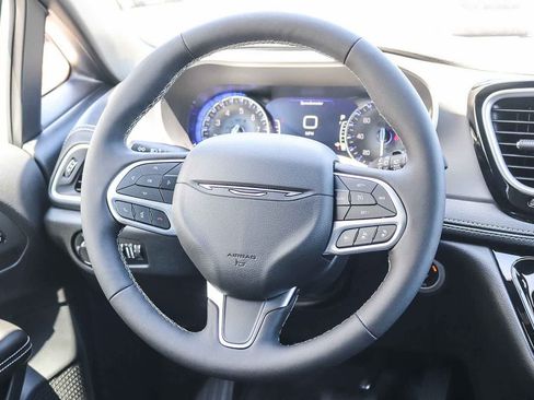 New 2027 Chrysler Pacifica Select FWD image 17