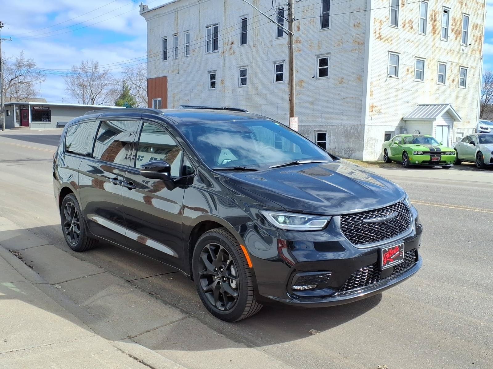 Used 2023 Chrysler Pacifica Touring-L w/ S Appearance Package AWD/4WD image 4