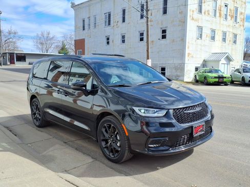 Used 2023 Chrysler Pacifica Touring-L w/ S Appearance Package AWD/4WD image 4