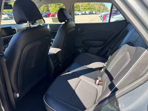 Used 2024 Hyundai Venue Limited image 18
