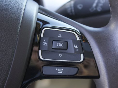 Used 2012 Volkswagen Touareg TDI image 17