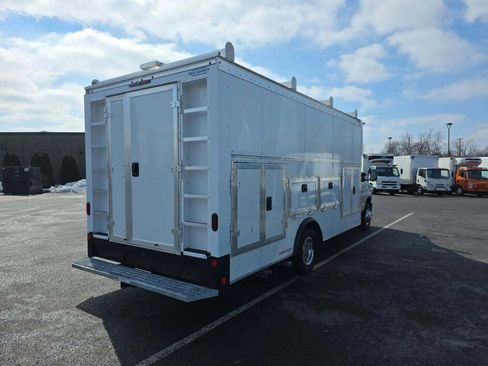 Used 2025 Ford E-450 and Econoline 450 Super Duty w/ Driver's Safety Package image 12